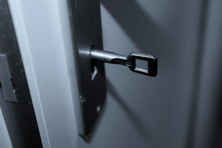 klíč ve dveřích
