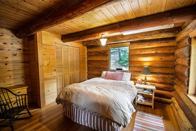 Kvalitní dřevěná postel