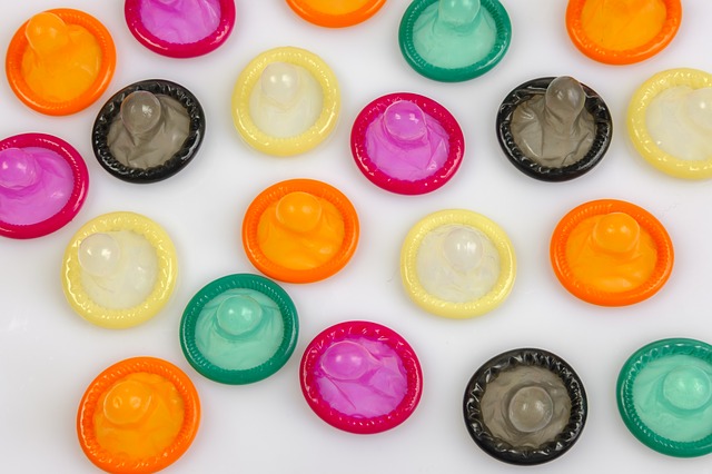 různé typy kondomů