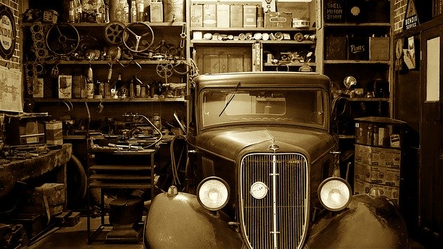 starý automobil v garáži